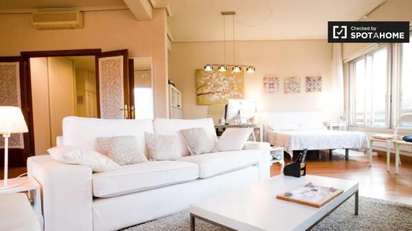 Increíble habitación en un apartamento de 3 dormitorios en Abando, Bilbao