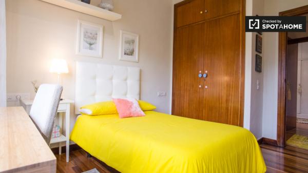Comfortable room in 3-bedroom apartment in Abando, Bilbao