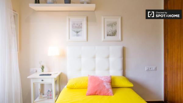 Comfortable room in 3-bedroom apartment in Abando, Bilbao