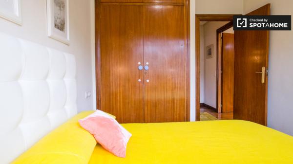 Comfortable room in 3-bedroom apartment in Abando, Bilbao
