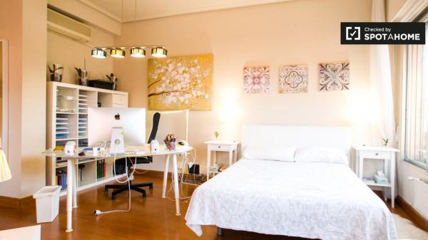 Increíble habitación en un apartamento de 3 dormitorios en Abando, Bilbao