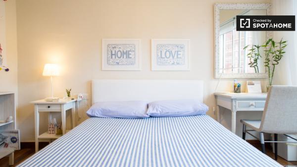 Ample room in 3-bedroom apartment in Abando, Bilbao