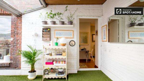 Comfortable room in 3-bedroom apartment in Abando, Bilbao