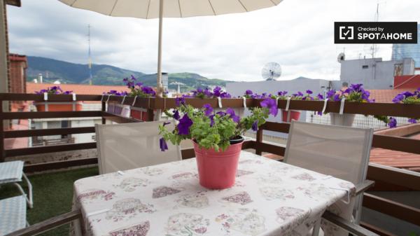 Comfortable room in 3-bedroom apartment in Abando, Bilbao