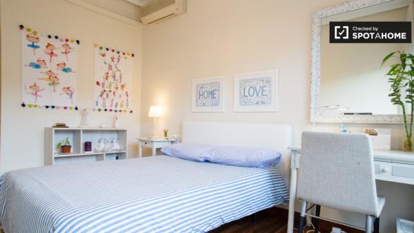 Ample room in 3-bedroom apartment in Abando, Bilbao