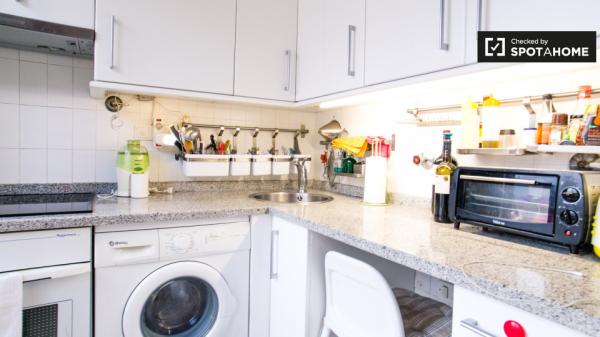 Comfortable room in 3-bedroom apartment in Abando, Bilbao