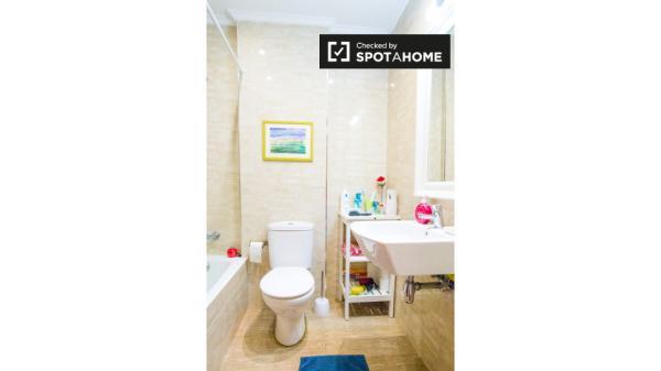 Ample room in 3-bedroom apartment in Abando, Bilbao