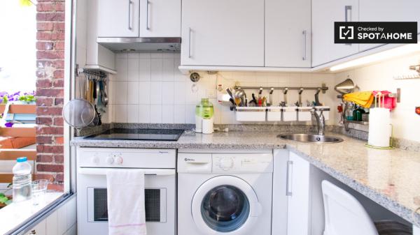 Increíble habitación en un apartamento de 3 dormitorios en Abando, Bilbao