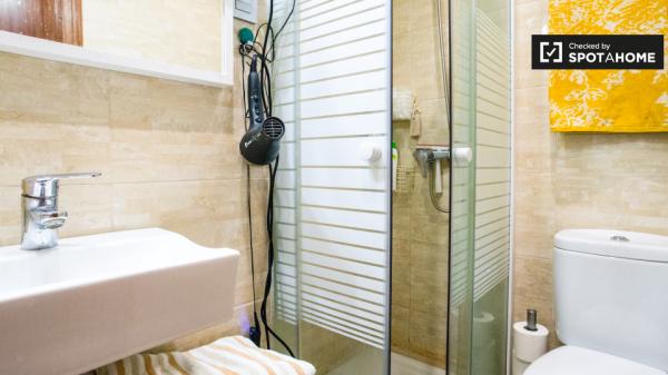 Comfortable room in 3-bedroom apartment in Abando, Bilbao