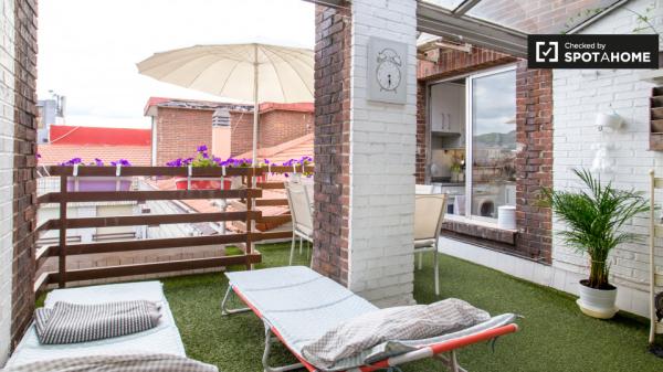 Ample room in 3-bedroom apartment in Abando, Bilbao