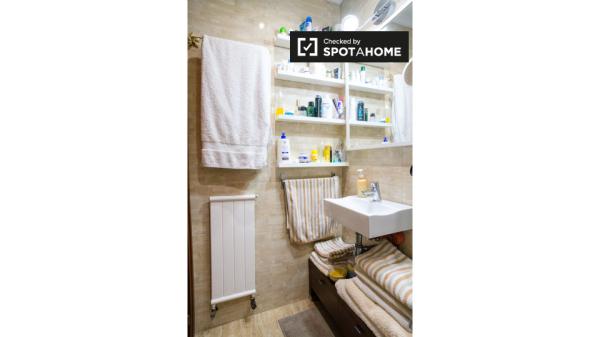 Comfortable room in 3-bedroom apartment in Abando, Bilbao