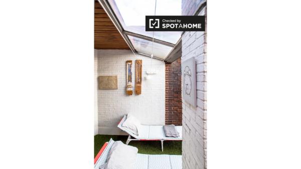 Ample room in 3-bedroom apartment in Abando, Bilbao