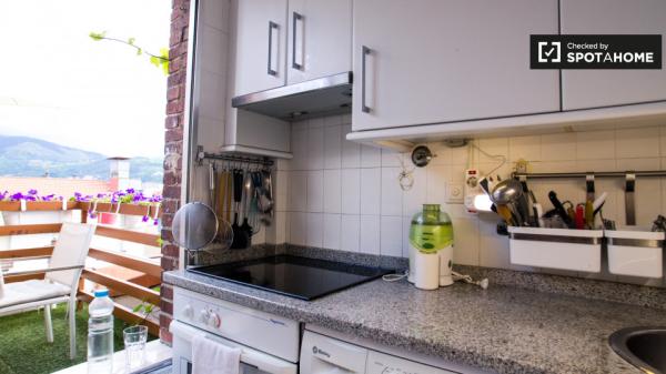 Ample room in 3-bedroom apartment in Abando, Bilbao