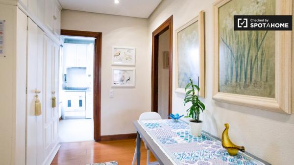 Comfortable room in 3-bedroom apartment in Abando, Bilbao