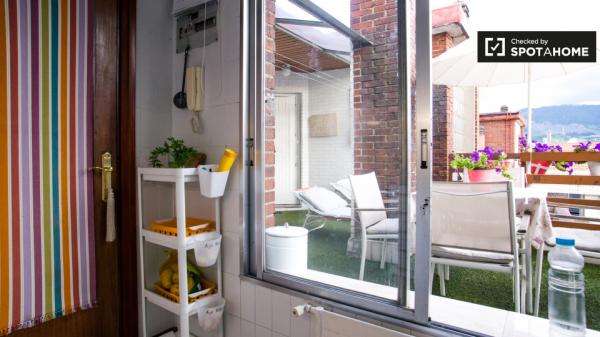 Ample room in 3-bedroom apartment in Abando, Bilbao