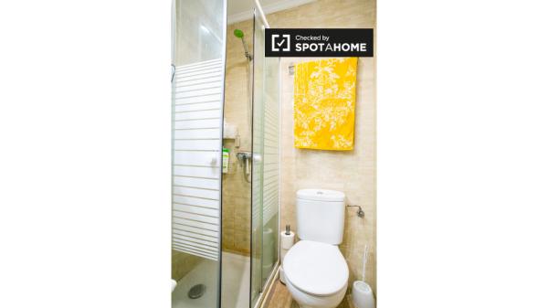 Ample room in 3-bedroom apartment in Abando, Bilbao