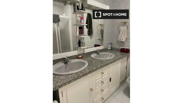 Pokój do wynajęcia w apartamencie z 2 sypialniami w Vigo