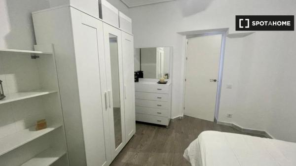 Piso de 4 dormitorios en alquiler en el centro de Cádiz