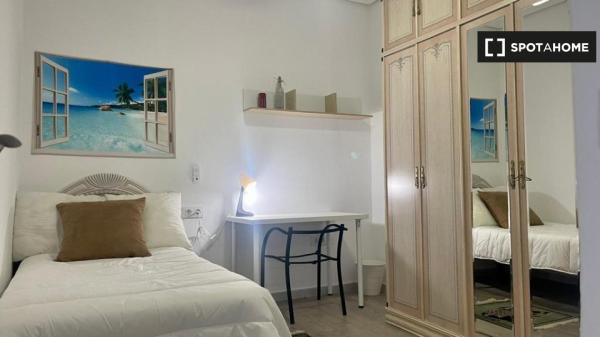 Piso de 4 dormitorios en alquiler en el centro de Cádiz