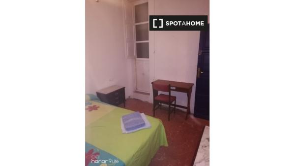 Se alquila habitación en piso de 6 habitaciones en Granada