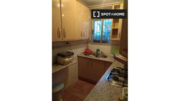 Se alquila habitación en piso de 6 habitaciones en Granada