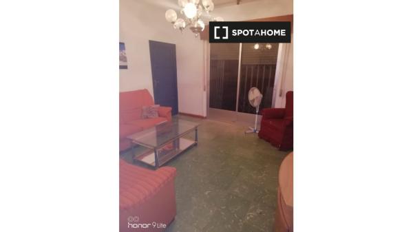 Se alquila habitación en piso de 6 habitaciones en Granada