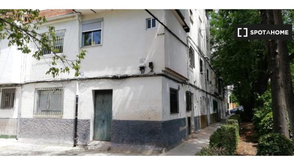 Se alquila habitación en piso de 6 habitaciones en Granada