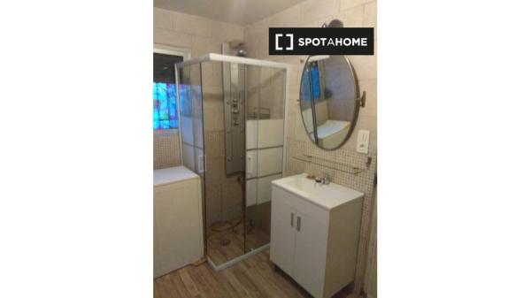 Se alquila habitación en piso de 6 habitaciones en Granada