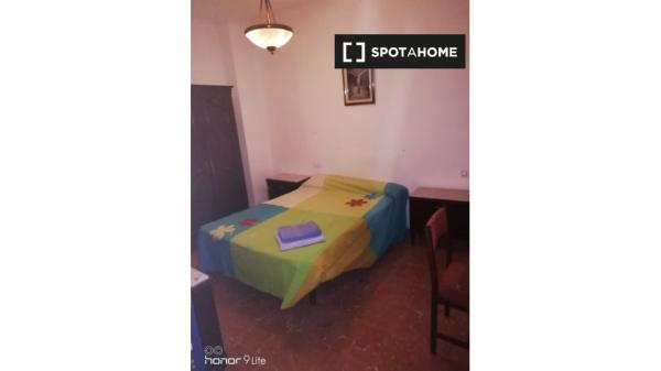 Se alquila habitación en piso de 6 habitaciones en Granada
