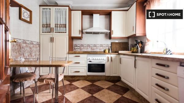 Se alquila habitación en piso de 4 habitaciones en Sevilla, Sevilla