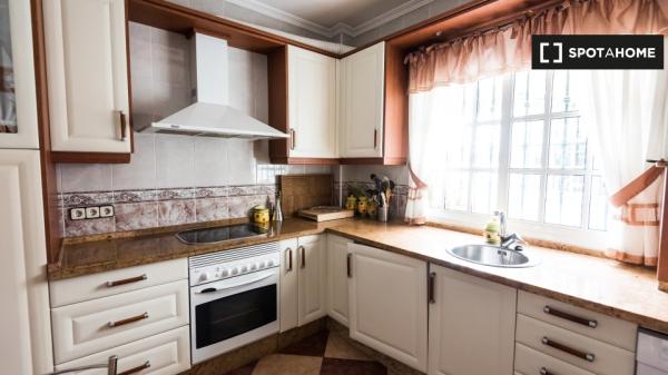 Se alquila habitación en piso de 4 habitaciones en Sevilla, Sevilla