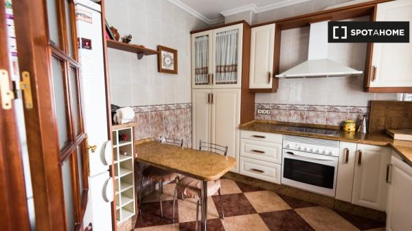 Se alquila habitación en piso de 4 habitaciones en Sevilla, Sevilla