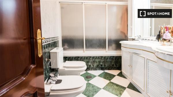 Se alquila habitación en piso de 4 habitaciones en Sevilla, Sevilla