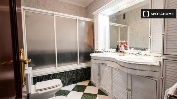 Se alquila habitación en piso de 4 habitaciones en Sevilla, Sevilla