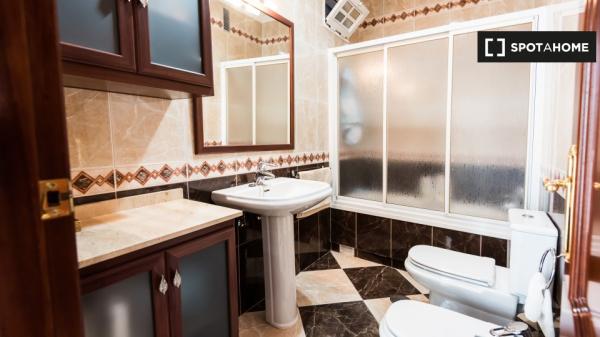 Se alquila habitación en piso de 4 habitaciones en Sevilla, Sevilla