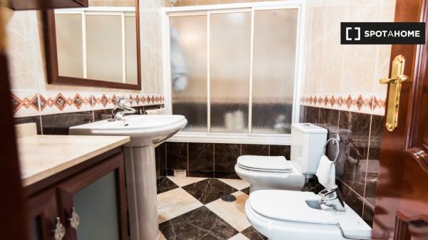 Se alquila habitación en piso de 4 habitaciones en Sevilla, Sevilla