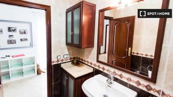 Se alquila habitación en piso de 4 habitaciones en Sevilla, Sevilla