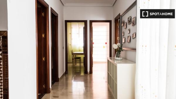 Se alquila habitación en piso de 4 habitaciones en Sevilla, Sevilla