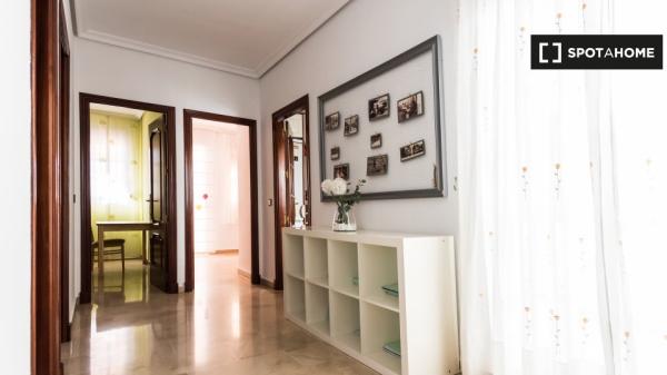 Se alquila habitación en piso de 4 habitaciones en Sevilla, Sevilla
