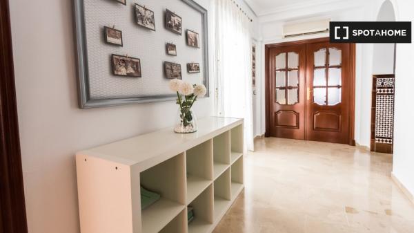 Se alquila habitación en piso de 4 habitaciones en Sevilla, Sevilla