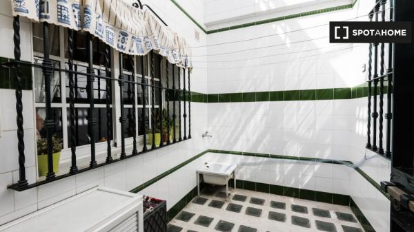 Se alquila habitación en piso de 4 habitaciones en Sevilla, Sevilla