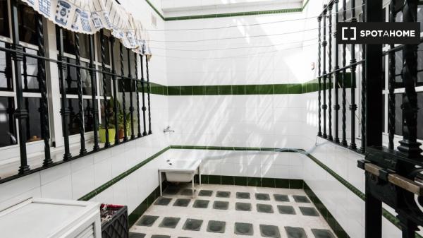 Se alquila habitación en piso de 4 habitaciones en Sevilla, Sevilla