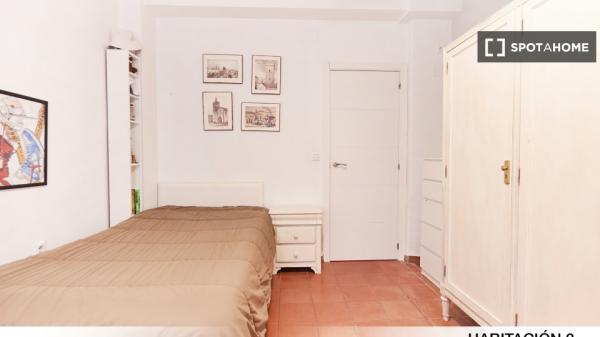 Se alquila habitación en piso de 3 dormitorios en Sevilla, Sevilla