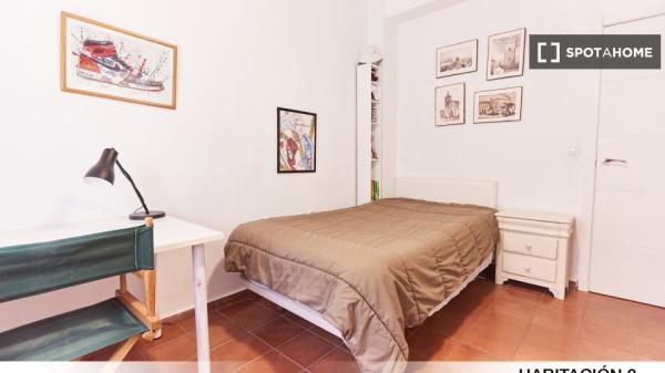 Se alquila habitación en piso de 3 dormitorios en Sevilla, Sevilla
