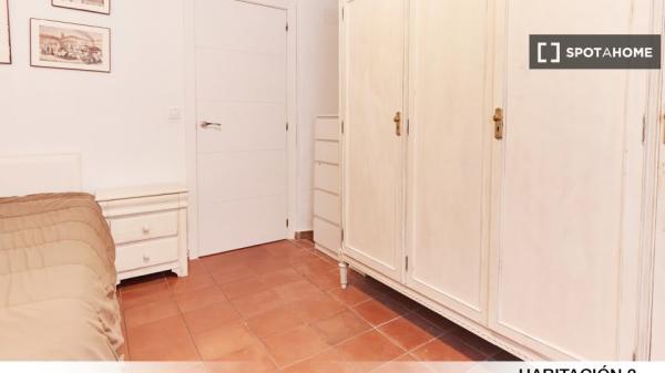 Se alquila habitación en piso de 3 dormitorios en Sevilla, Sevilla