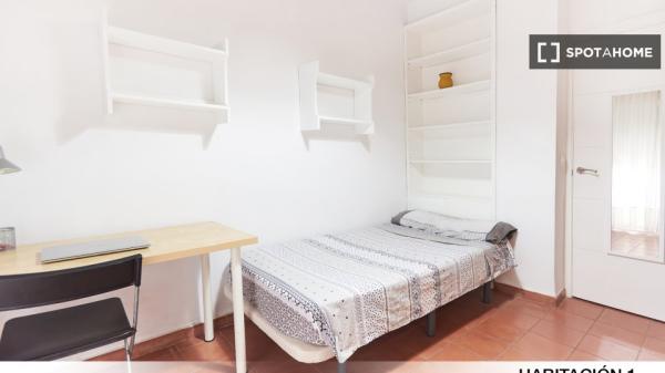Se alquila habitación en piso de 3 dormitorios en Sevilla, Sevilla