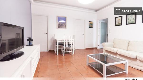 Se alquila habitación en piso de 3 dormitorios en Sevilla, Sevilla