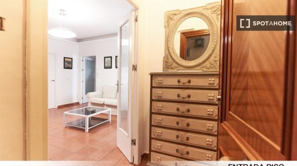 Se alquila habitación en piso de 3 dormitorios en Sevilla, Sevilla