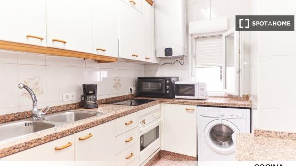 Se alquila habitación en piso de 3 dormitorios en Sevilla, Sevilla