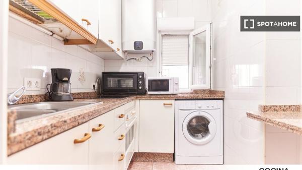 Se alquila habitación en piso de 3 dormitorios en Sevilla, Sevilla